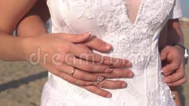 在一对刚结婚的夫妇手中合上结婚戒指